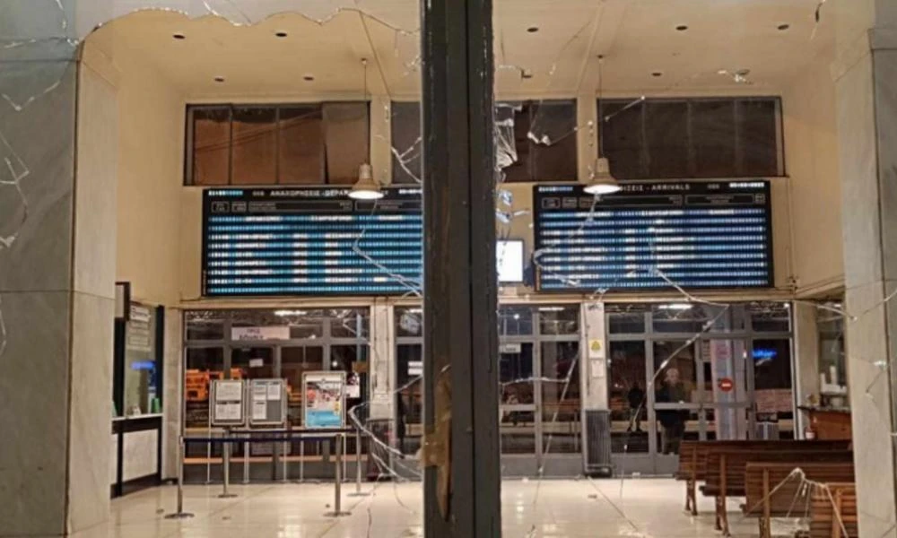 Επιτέθηκαν με πέτρες στον σταθμό του ΟΣΕ στη Λάρισα (βίντεο)
